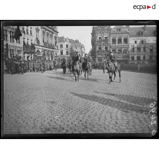 [Cérémonie militaire à Mons : défilé des troupes canadiennes de la 3e Division, en présence du général Horn.]