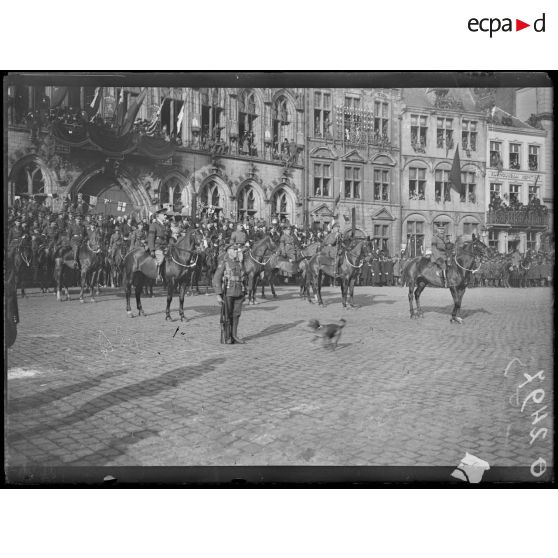 [Cérémonie militaire à Mons : les troupes canadiennes de la 3e Division, en présence du général Horn.]