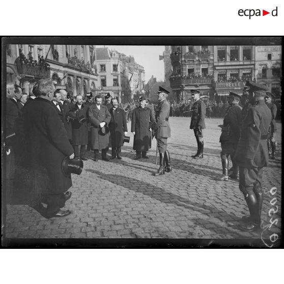 [Cérémonie militaire à Mons, en présence du général Horne.]