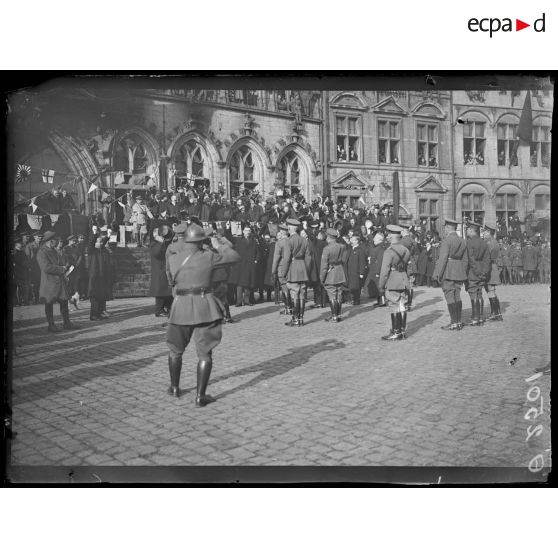 [Cérémonie militaire à Mons, en présence du général Horne.]