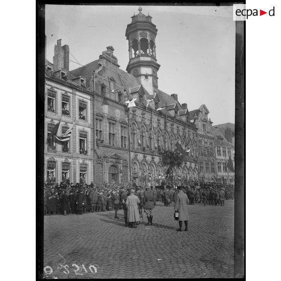 [Cérémonie militaire à Mons, en présence du général Horne.]