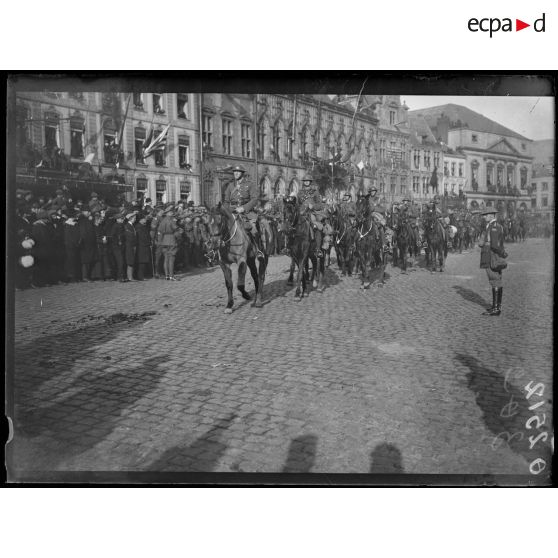 [Cérémonie militaire à Mons. Défilé de troupes à cheval.]