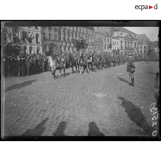 [Cérémonie militaire à Mons. Défilé de troupes à cheval.]