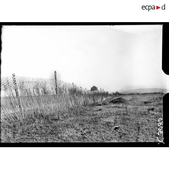 Une route camouflée par les Allemands à Crépy-en-Laonnois. [légende d'origine]