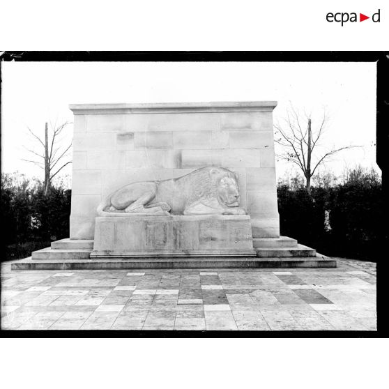 Le monument principal du cimetière de Laon. [légende d'origine]