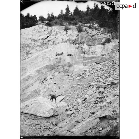 Vallée de Campan (Hautes-Pyrénées). Carrières de marbre, vue générale de l'exploitation. [légende d'origine]