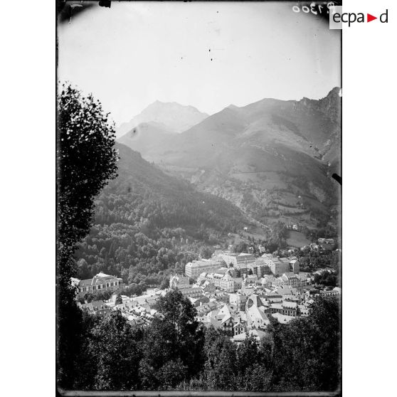 Cauterêts (Hautes-Pyrénées). Vue générale. [légende d'origine]