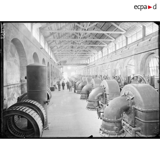 Saint-Michel-de-Maurienne (Savoie). L'usine. Fonderie d'aluminium. La salle des turbines. [légende d'origine]