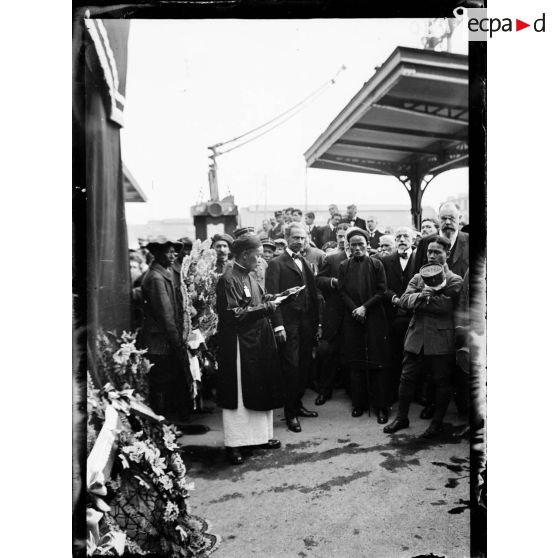 Paris. Gare de Lyon. 14 août 1916. Obsèques du Mandarin annamite Nguyen Liêm. Discours du représentant de la cour d'Annam. [légende d'origine]