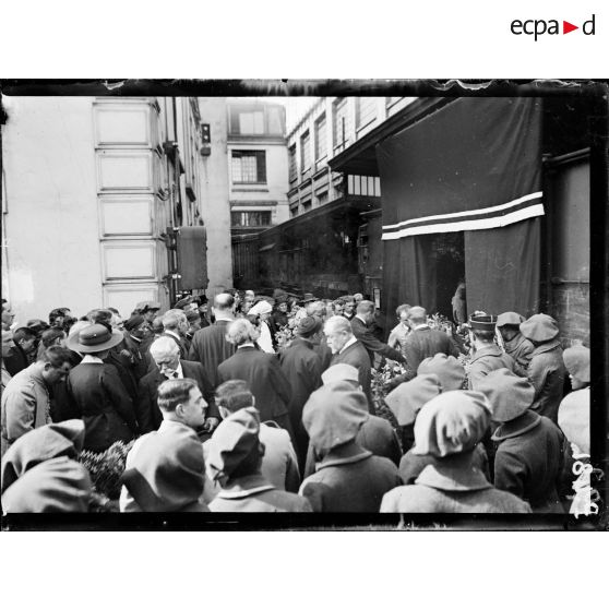 Paris. Gare de Lyon. 14 août 1916. Obsèques du Mandarin annamite Nguyen Liêm. Les discours devant le wagon funèbre. [légende d'origine]