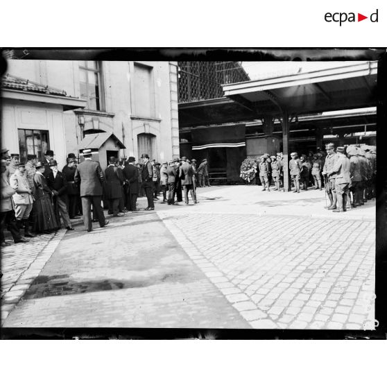 Paris. Gare de Lyon. 14 août 1916. Obsèques du Mandarin annamite Nguyen Liêm. L'assistance. Officiers blessés et soldats anamites. [légende d'origine]