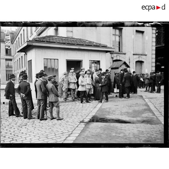 Paris. Gare de Lyon. 14 août 1916. Obsèques du Mandarin annamite Nguyen Liêm. L'assistance. [légende d'origine]