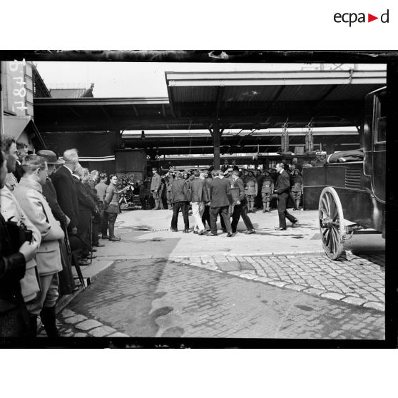 Paris. Gare de Lyon. 14 août 1916. Obsèques du Mandarin annamite Nguyen Liêm. Le corps est porté à bras au wagon funéraire. [légende d'origine]