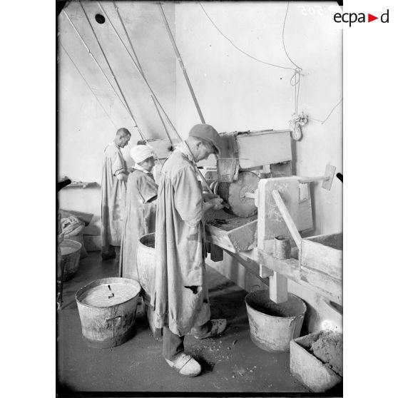 Oyonnax. Ain. Fabrique de peignes. Maison Paturel. Finissage du peigne. [légende d'origine]