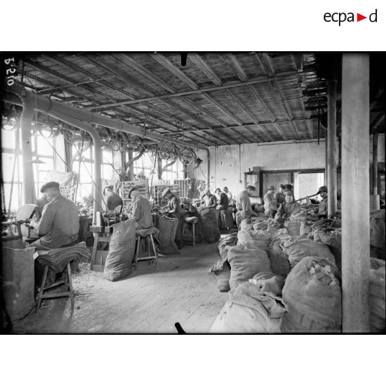 Saint Claude. Jura. Fabrique de pipes Delacour. Le dégrossissage du bois. [légende d'origine]