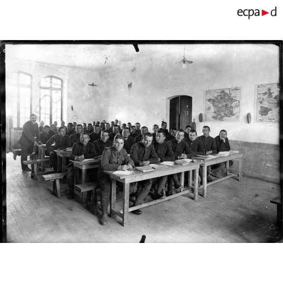 Jausiers (Basses-Alpes). Lycée serbe. Salle de classe. [légende d'origine]