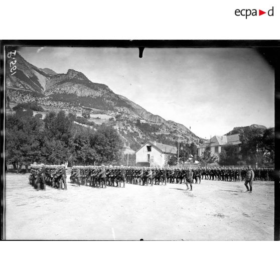 Jausiers (Basses-Alpes). Instruction militaire des élèves du lycée serbe. [légende d'origine]