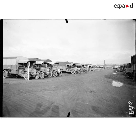 Boulogne-sur-Seine. Parc central automobile. Une allée du parc. [légende d'origine]