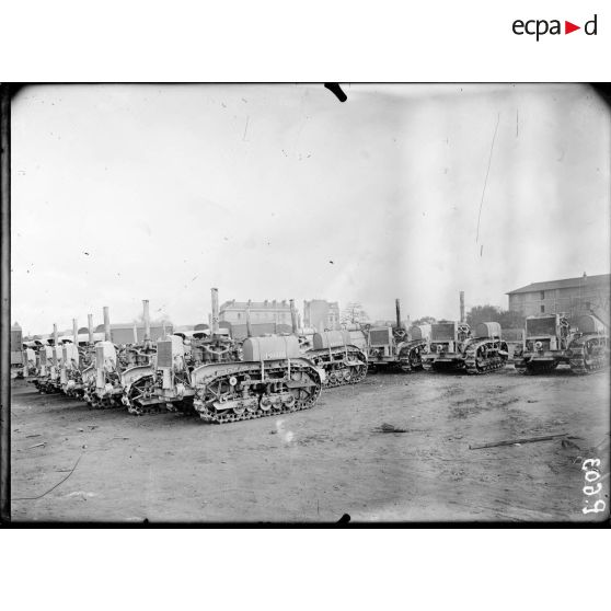 Boulogne-sur-Seine. Parc central automobile. Tracteurs CaterPilard (sic) [Caterpillar] en réserve. [légende d'origine]