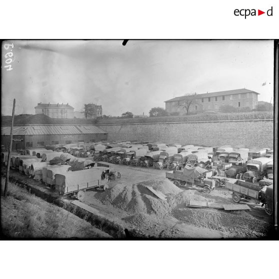 Boulogne-sur-Seine. Parc central automobile. Les fossés des fortifications transformés en garage. [légende d'origine]