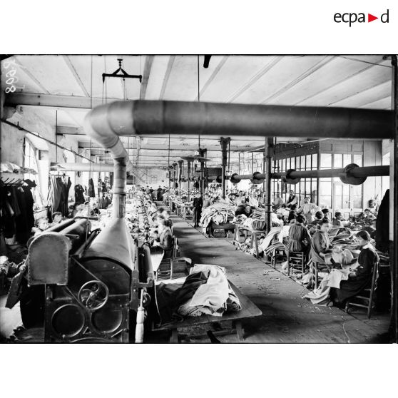 Manufacture de drap de troupe. Balsan et Compagnie. Châteauroux. Atelier de confection. [légende d'origine]