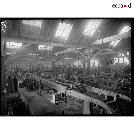 Dourdan (Seine-et-Oise). Ecole d'entraînement des camions-autos. Atelier de réparation des châssis. [légende d'origine]