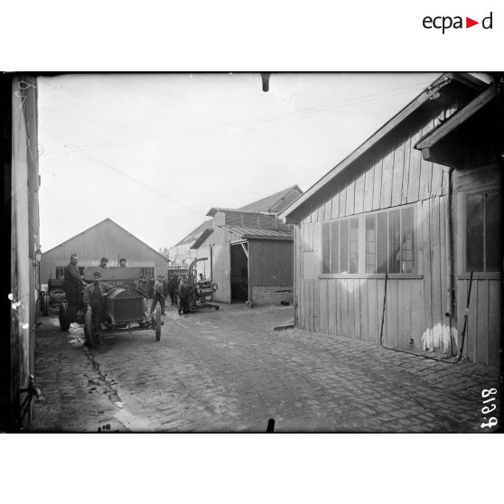 Dourdan (Seine-et-Oise). Ecole d'entraînement des camions-autos. Vue générale des ateliers. [légende d'origine]