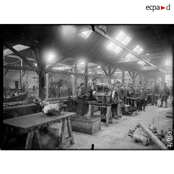 Dourdan (Seine-et-Oise). Ecole d'entraînement des camions-autos. Atelier de réparation des moteurs. [légende d'origine]