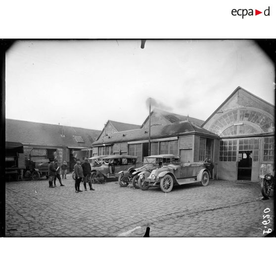 Dourdan (Seine-et-Oise). Ecole d'entraînement des camions-autos. Vue générale des ateliers. [légende d'origine]