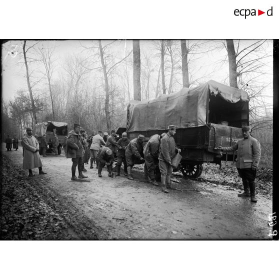 Dourdan (Seine-et-Oise). Ecole d'entraînement des camions-autos. Sur la route. Ecole de graissage. [légende d'origine]