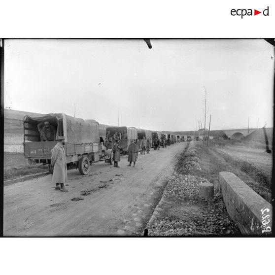 Dourdan (Seine-et-Oise). Ecole d'entraînement des camions-autos. Sur la route. La manoeuvre. [légende d'origine]