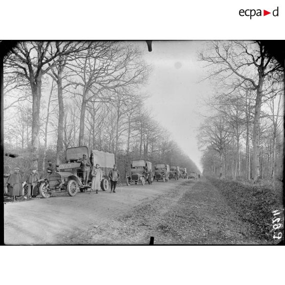 Dourdan (Seine-et-Oise). Ecole d'entraînement des camions-autos. Sur la route. L'école de conduite des camions. [légende d'origine]