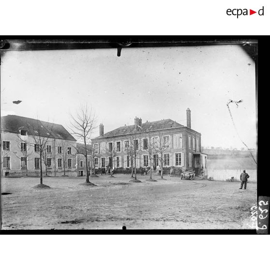 Ecole d'Automobiles de Sainte-Mesme près Dourdan. Les bâtiments du commandement. [légende d'origine]