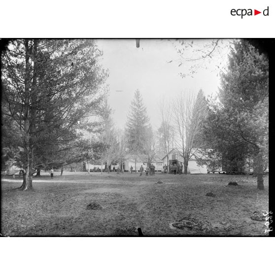 Ecole d'Automobiles de Sainte-Mesme près Dourdan. Les cantonnements sous les sapins. [légende d'origine]