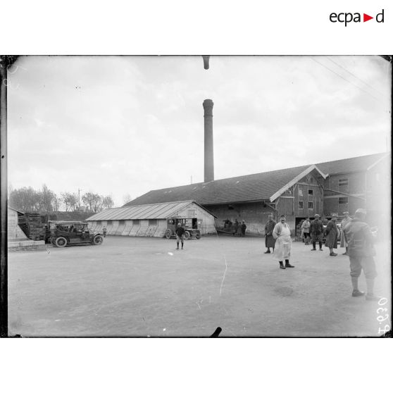 Orléans. Ecole des chauffeurs militaires pour voiture de tourisme. La tuilerie servant de garage et de cantonnement. [légende d'origine]