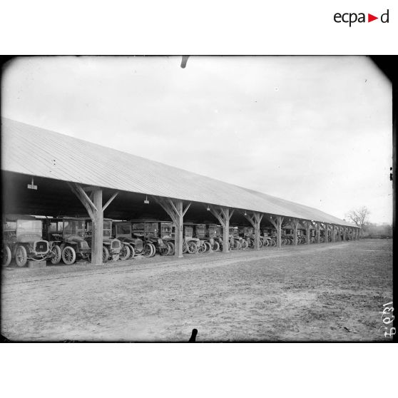 Orléans. Ecole des chauffeurs militaires pour voiture de tourisme. Le parc des voitures fermés. [légende d'origine]