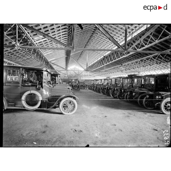 Orléans. Ecole des chauffeurs militaires pour voiture de tourisme. Garage de la tuilerie. Les voitures fermées. [légende d'origine]