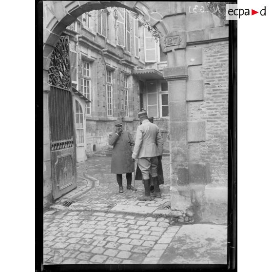 Le général de Castelnau causant avec des officiers de son état-major devant l'entrée de son quartier général de Châlons-en-Champagne. [légende d'origine]