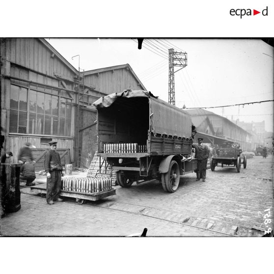 Paris. Usines Panhard et Levassor. 19 avenue d'Ivry (février 1917). Départ d'obus pour le chargement. [légende d'origine]