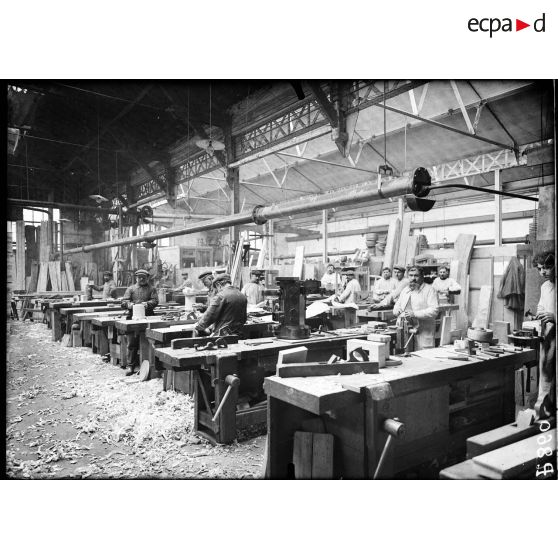 Paris. Usine Panhard et Levassor. L'atelier de modelage. [légende d'origine]