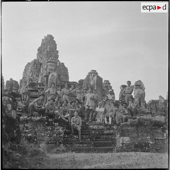 Commandos parachutistes du CEFEO visitant le site d'Angkor.