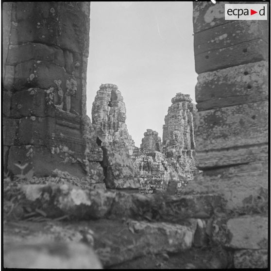 Vue du temple Bayon entre deux colonnes.