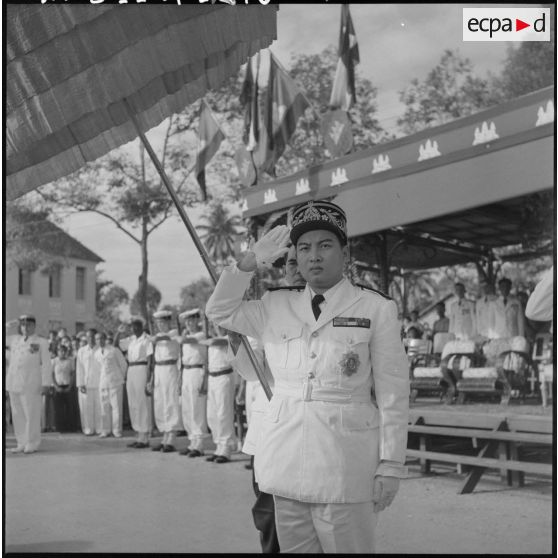 Le roi du Cambodge Norodom Sihanouk au salut pendant l'hymne national cambodgien.