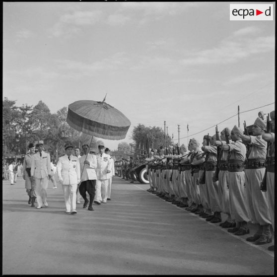 Le roi du Cambodge Norodom Sihanouk passe en revue les troupes au cours de l'anniversaire de la rétrocession de Battambang par le Siam.