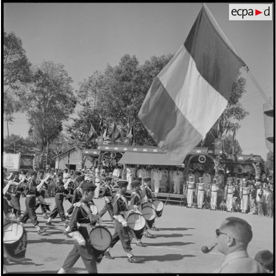 Défilé de la musique militaire devant la tribune lors d'une cérémonie pour l'anniversaire de la rétrocession Battambang par le Siam.