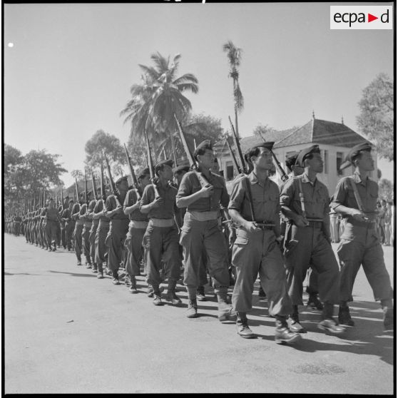 Défilé des troupes lors d'une cérémonie pour l'anniversaire de la rétrocession Battambang par le Siam.