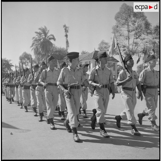 Défilé des troupes lors d'une cérémonie pour l'anniversaire de la rétrocession Battambang par le Siam.