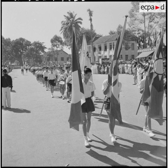 Défilé des écoliers devant la tribune officielle lors d'une cérémonie pour l'anniversaire de la rétrocession Battambang par le Siam.