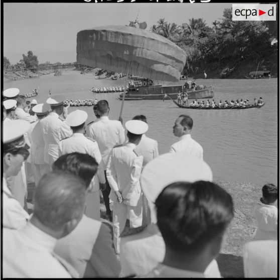 Au bord du Stung Sangker, le roi du Cambodge Norodom Sihanouk assiste à une danse nautique exécutée par les habitants de Bak-Prea.