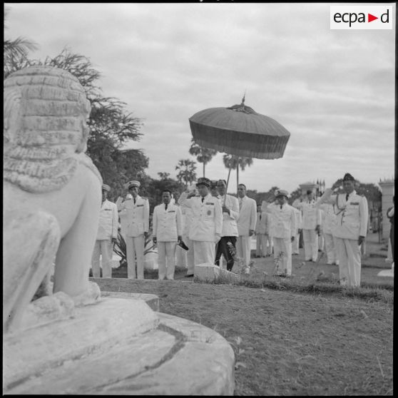 Cérémonie au monument aux morts en présence du roi du Cambodge Norodom Sihanouk et d'autorités civiles et militaires.